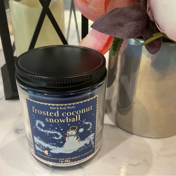 Bath & Body Works Frosted Coconut Snowball Candle Single Wick Mason- Blue & Gold - Picture 2 of 6